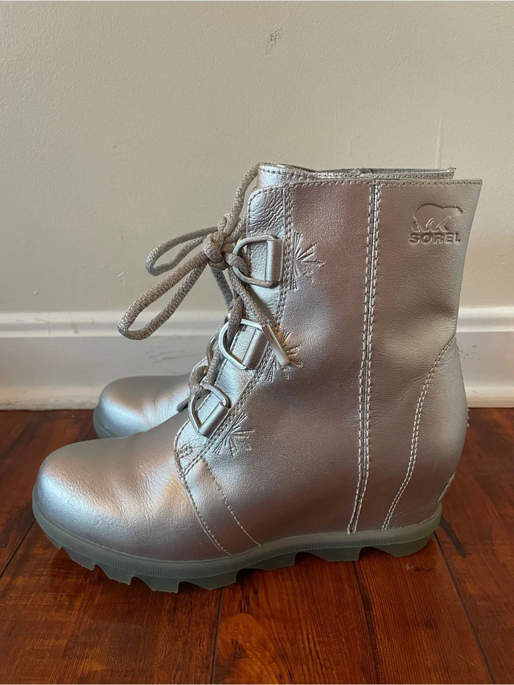 Sorel x Disney Joan of Arctic Wedge Frozen Snowflakes Silver Lace Up Boots 5